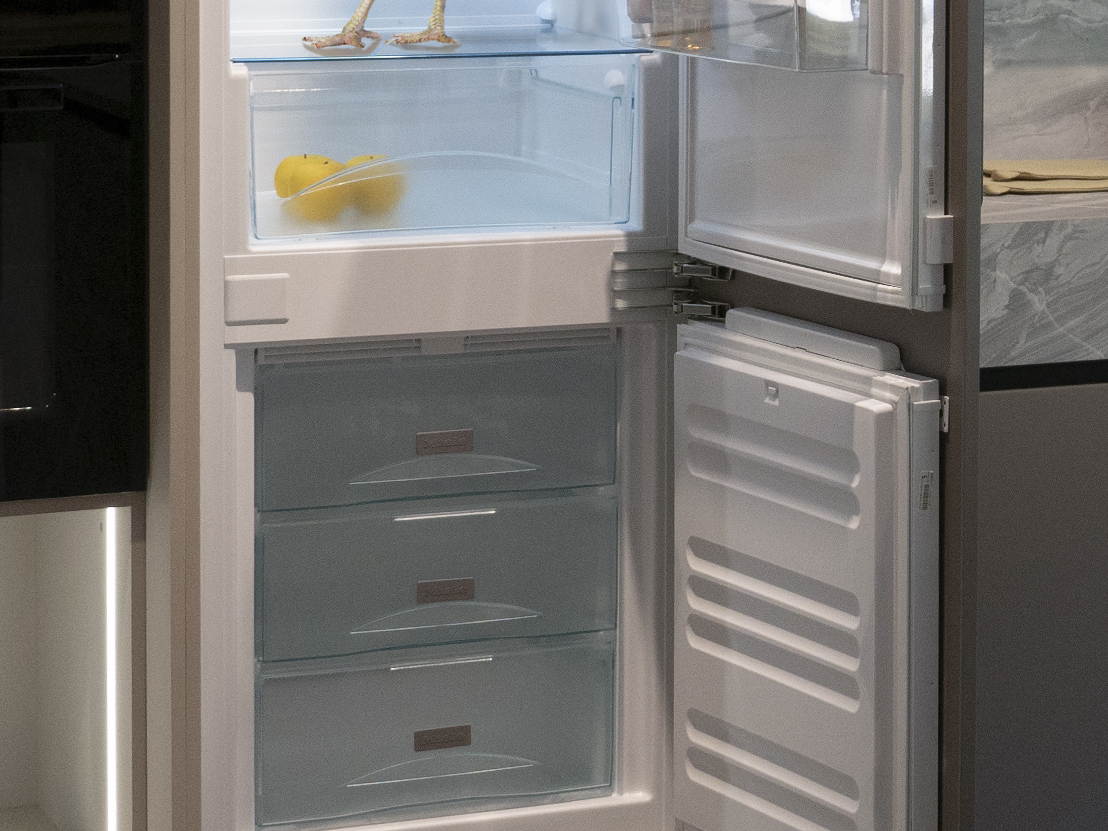 بررسیِ فتومونتاژهای تبلیغاتیِ شرکت‌های بزرگِ خودروسازی در دو دهه‌ی اخیر