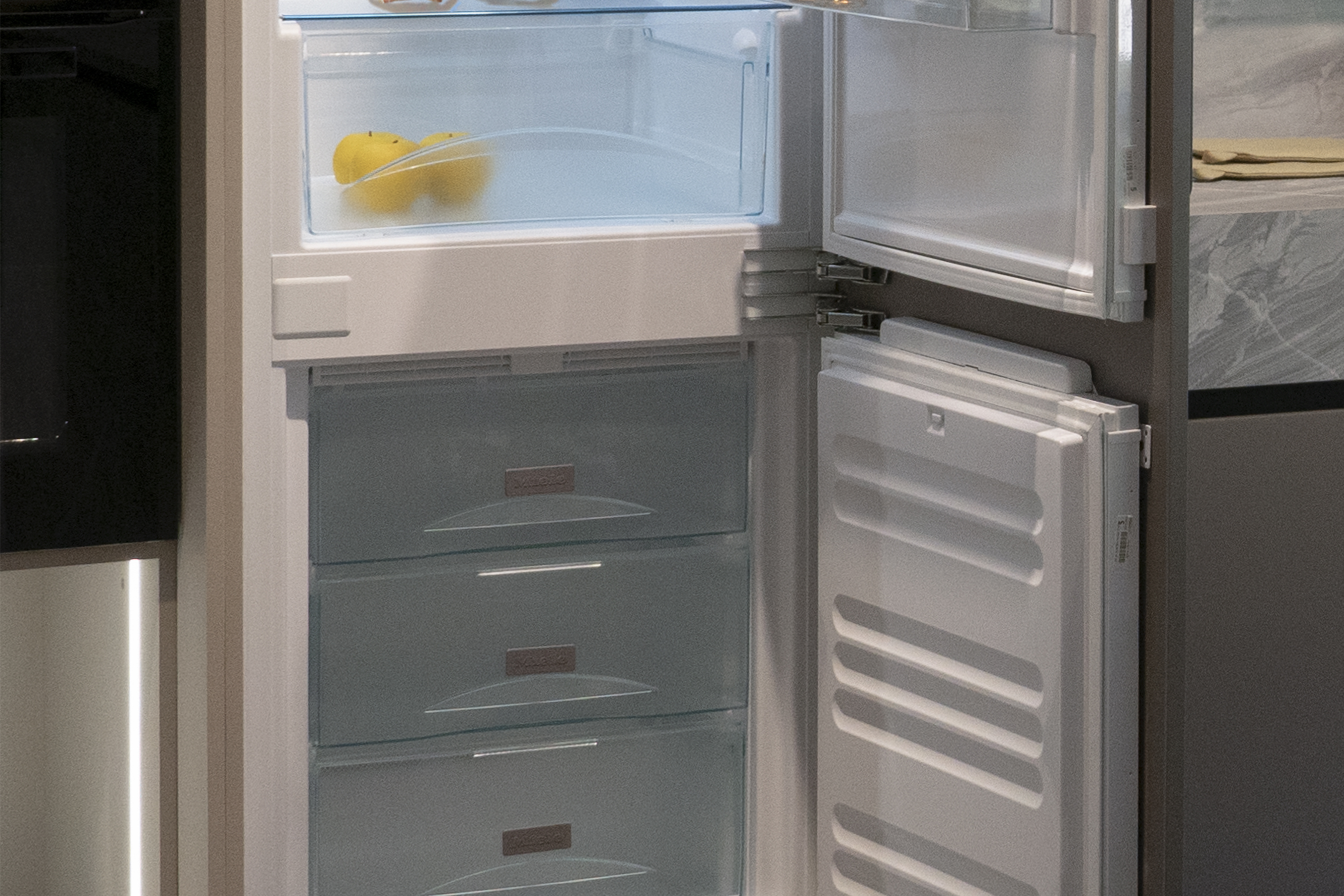 بررسیِ فتومونتاژهای تبلیغاتیِ شرکت‌های بزرگِ خودروسازی در دو دهه‌ی اخیر